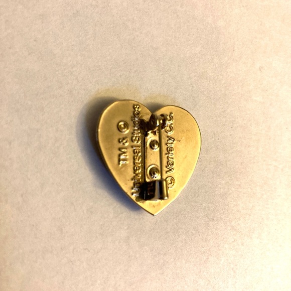 ET Movie Gold Colored Heart Pin - Picture 4 of 6